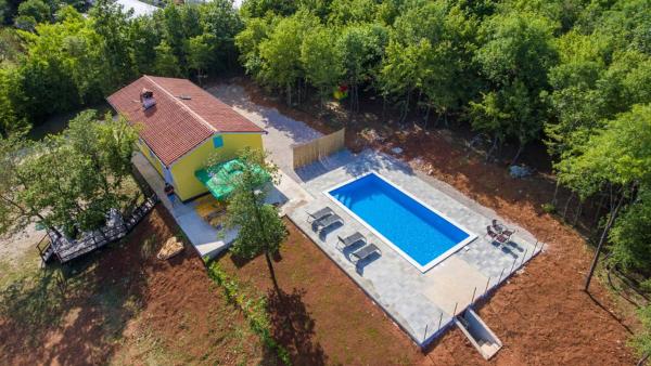 A la foto es mostra l'objecte Beautiful villa Eden with pool and jacuzzi immersed in the vegetation situat a la ciutat de Labin.