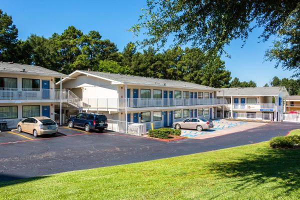 写真にはロングビュー市にあるMotel 6-Longview, TXが写っています。