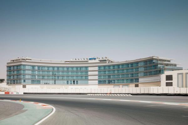 På billedet ses objektet Park Inn by Radisson Dubai Motor City beliggende i byen Dubai.