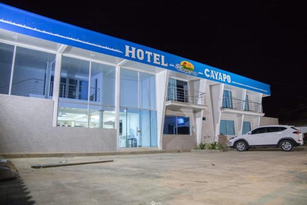 Na foto é possível ver o objeto Hotel Cayapo localizado na cidade de Puerto López.