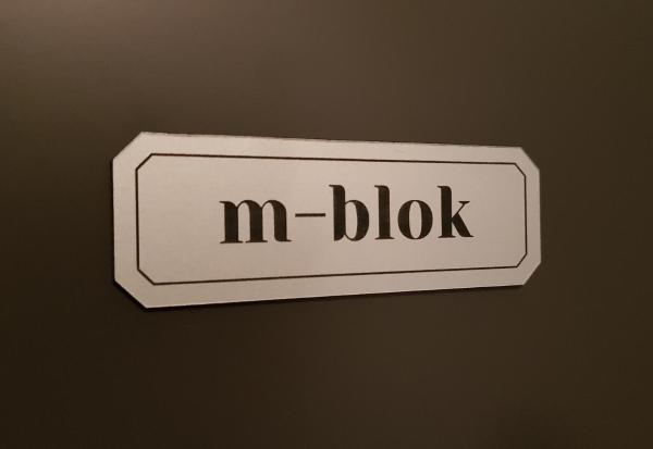 A la foto es mostra l'objecte m-blok situat a la ciutat de Zagreb.