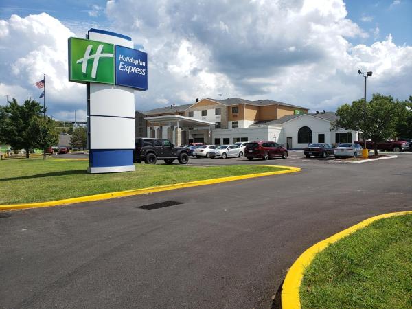 A la foto es mostra l'objecte Holiday Inn Express Hotel Pittsburgh-North/Harmarville by IHG situat a la ciutat de Harmarville.