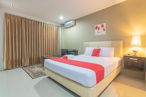 A la foto es mostra l'objecte RedDoorz Plus near Sepinggan Airport 3 Balikpapan situat a la ciutat de Sepinggang-Kecil.