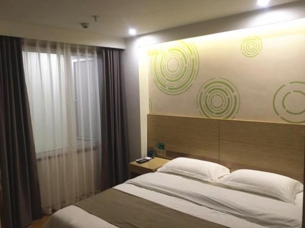 Na zdjęciu widoczny jest obiekt GreenTree Inn Chengde Development Zone University City Express Hotel położony w mieście Chengde.