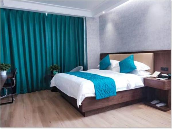 The photo shows the GreenTree Inn Yinchuan International Trade City Business Hotel located in the city of Maliantai.