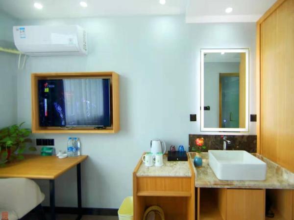 The photo shows the GreenTree Inn Wuxi Jiangyin Changjing Town Selected Hotel located in the city of Wuxi.