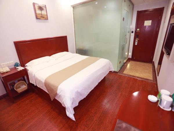 The photo shows the GreenTree Inn Yinchuan Pedestrian Street Xinhua Department Store Business Hotel located in the city of Maliantai.