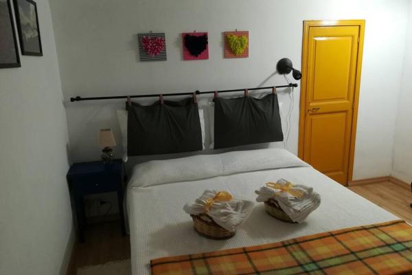 A la foto es mostra l'objecte The Yellow House situat a la ciutat de Catània.