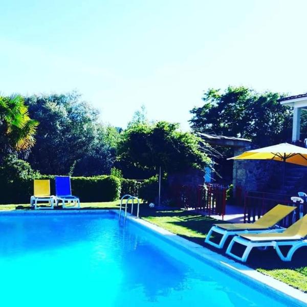 写真にはOurilhe市にあるQuinta da Chouza Agroturismo e Enoturismoが写っています。