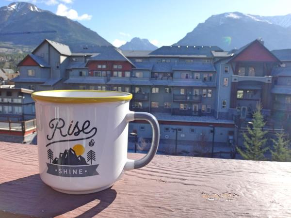 Na zdjęciu widoczny jest obiekt Canmore Top Floor Mountain View Retreat położony w mieście Canmore.
