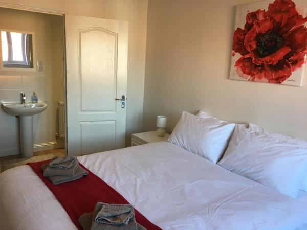 A la foto es mostra l'objecte New and Comfortable with Parking situat a la ciutat de Andover.