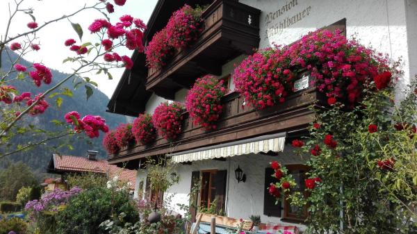 La photo montre l'objet Pension Mühlbauer situé dans la ville de Bayrischzell.
