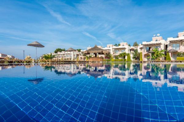 Op de foto is het object Apollonium Bozbuk te zien, gelegen in de stad Akbük.