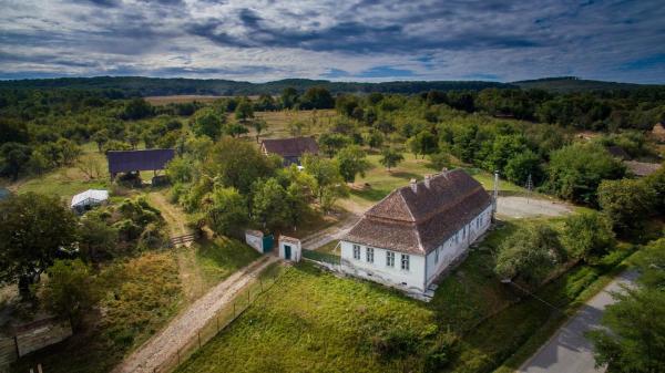På billedet ses objektet Kinderuni Bekokten beliggende i byen Bărcuţ.