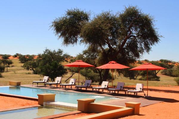 A la foto es mostra l'objecte Zebra Kalahari Lodge situat a la ciutat de Hoachanas.