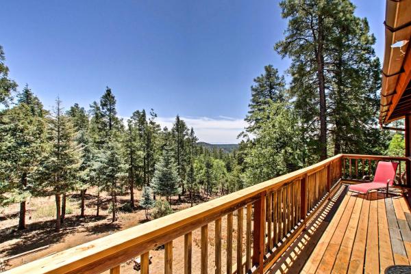 Στη φωτογραφία φαίνεται το αντικείμενο Prescott Forest Cabin with Deck, 9 Miles to Downtown που βρίσκεται στην πόλη Walker.