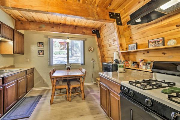 Billede 6: Cabin with Deck and Hot Tub Walk to Big Bear Lake!