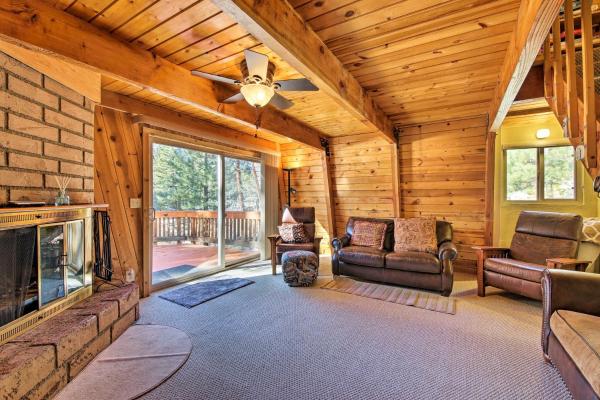 Billede 1: Cabin with Deck and Hot Tub Walk to Big Bear Lake!