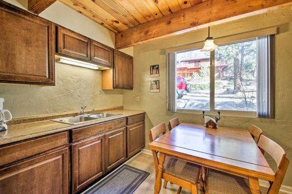 Billede 8: Cabin with Deck and Hot Tub Walk to Big Bear Lake!