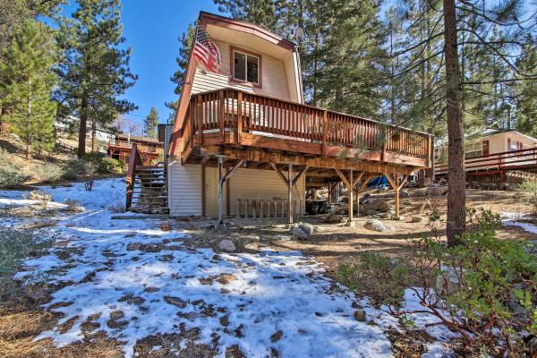 Billede 3: Cabin with Deck and Hot Tub Walk to Big Bear Lake!