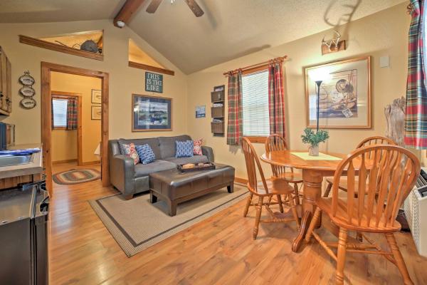 A la foto es mostra l'objecte Near Shopping & Museums: Quiet Branson Cabin situat a la ciutat de Branson.