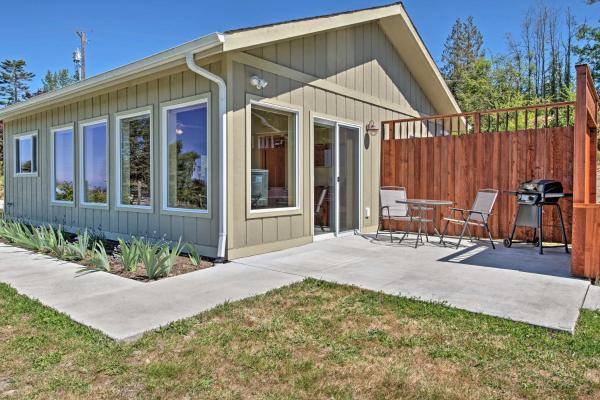 La photo montre l'objet Sequim Cottage with Panoramic Olympic Mtn Views! situé dans la ville de Sequim.