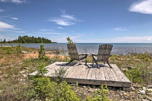 Na zdjęciu widoczny jest obiekt Rustic De Tour Village Cabin with Deck on Lake Huron położony w mieście Drummond.