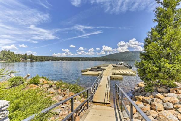 A la foto es mostra l'objecte Charming House with Deck - Steps to Lake Almanor! situat a la ciutat de Canyondam.