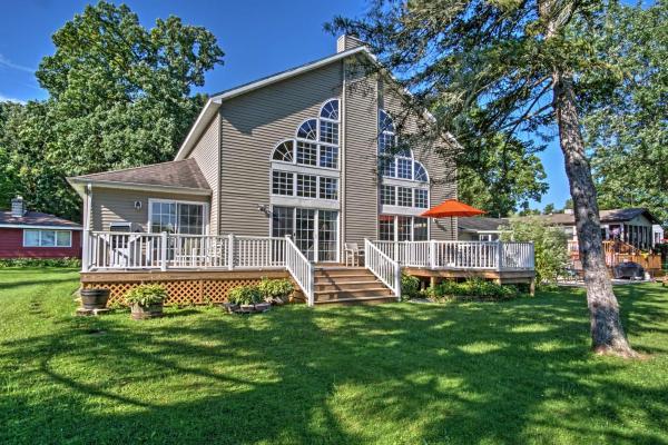 写真にはCassopolis市にあるWaterfront Vandalia House with Dock on Donnell Lake!が写っています。