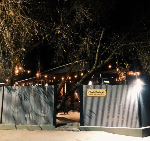 På bilden syns objektet Robert Local Social Restaurant & Accomodation som ligger i staden Ţăndărei.