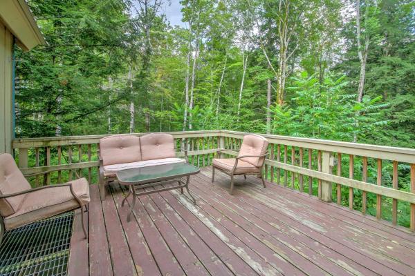Rustic Intervale Hideaway with Deck and Wooded Views!の写真2