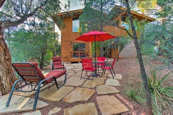 På billedet ses objektet Romantic Sedona Suite with Patio Less Than 1 Mi to Trails beliggende i byen Sedona.