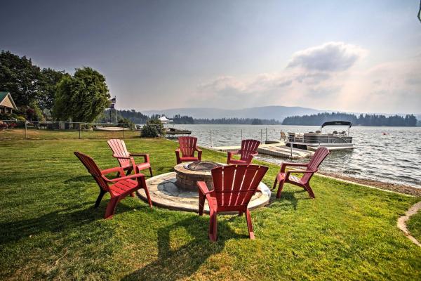 På billedet ses objektet Modern Lake Lawrence Retreat with a Deck and Dock! beliggende i byen Yelm.
