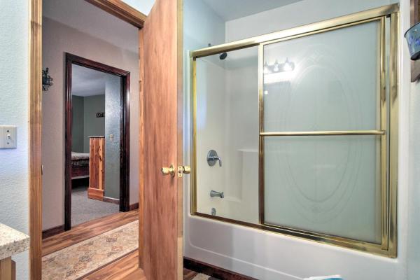 A la foto es mostra l'objecte Vintage House with Fire Pit Less Than 6 Mi To Kentucky Lake! situat a la ciutat de Buchanan.