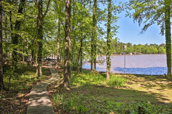 Lakefront Milledgeville Cabin: Private Dock, Porch - Georgia