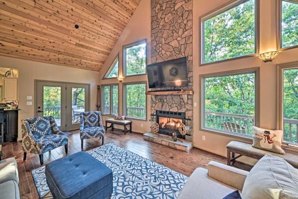 Na zdjęciu widoczny jest obiekt 1 Mi to Slopes & Dining: Spacious Ski Getaway! położony w mieście Wintergreen.