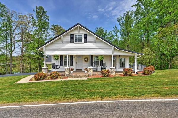 A la foto es mostra l'objecte Dobson Farmhouse with Wraparound Porch and Fire Pit! situat a la ciutat de Dobson.