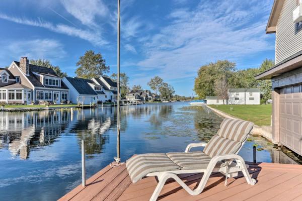 Na fotografii je vidět objekt Waterfront Syracuse Home Deck, Fire Pit and Kayaks nacházející se ve městě Syracuse.