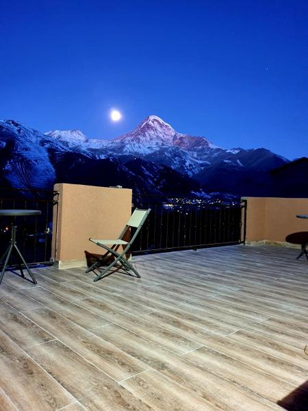 A la foto es mostra l'objecte Nikolo Inn situat a la ciutat de Kazbegi.