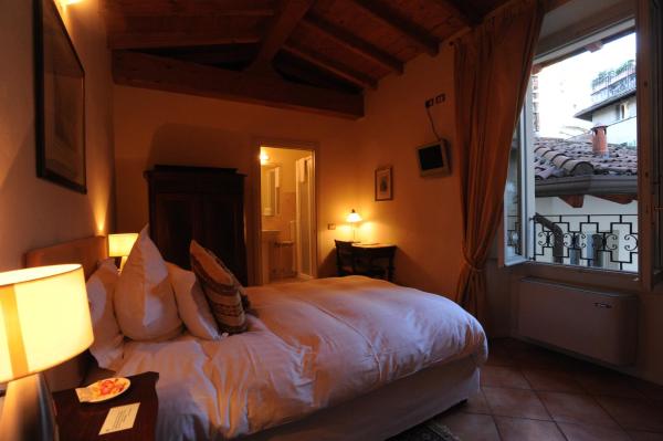 På billedet ses objektet Albergo Orologio beliggende i byen Brescia.