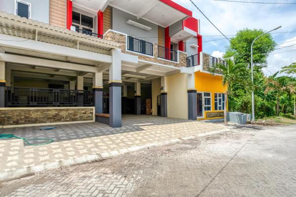 Kuvassa näkyy kohde RedDoorz Syariah @ Kertomenanggal Surabaya, joka sijaitsee kaupungissa Siwalapkerto.