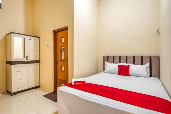 På billedet ses objektet RedDoorz Syariah near Kebon Rojo Park Blitar beliggende i byen Karangtengah.