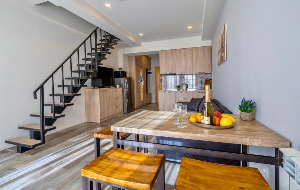 På billedet ses objektet GVC 3-room 2-level apt New Gudauri beliggende i byen Gudauri.