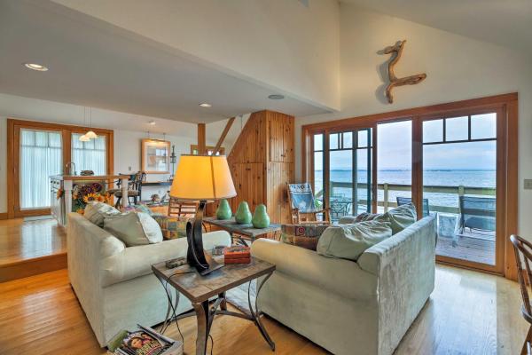 A la foto es mostra l'objecte Lake Champlain Cottage with Private Deck and Fire Pit! situat a la ciutat de Chazy.
