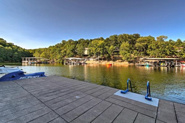 På bilden syns objektet Waterfront Lake Ozark Condo with Balcony and Pool som ligger i staden Lake Ozark.