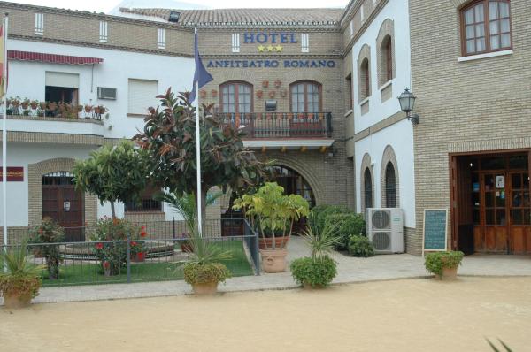 Na fotografii je vidět objekt Hotel Anfiteatro Romano nacházející se ve městě Santiponce.