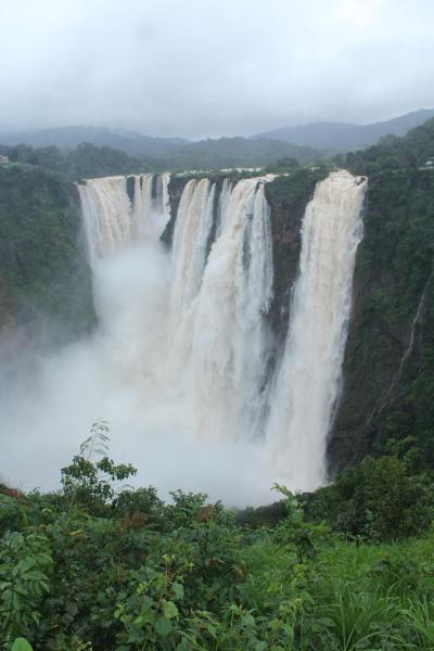 Na fotografii je vidět objekt KSTDC Hotel Mayura Gerusoppa, Jogfalls nacházející se ve městě Sagar.