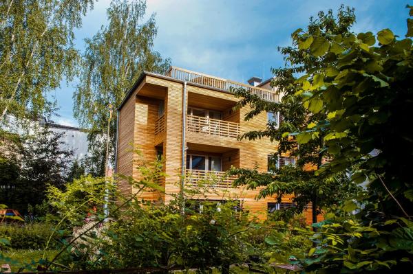 På billedet ses objektet Familienhotel Weimar mit Ferienwohnungen beliggende i byen Weimar.