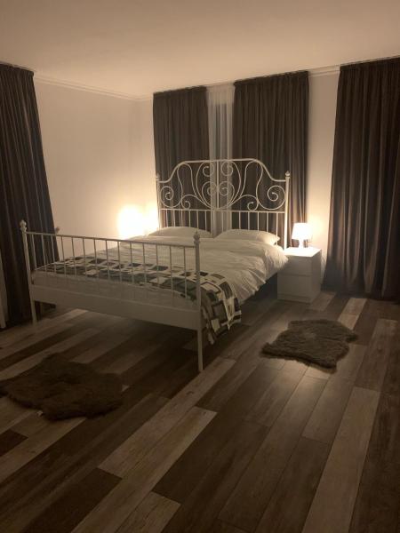 På billedet ses objektet Casa De Sub Munte beliggende i byen Buşteni.