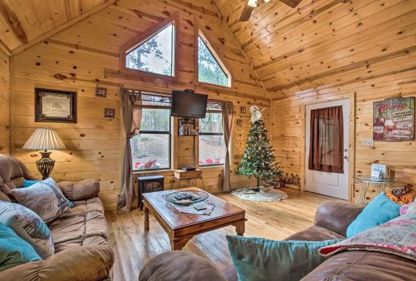 På bildet vises objektet Broken Bow Cabin w/ Hot Tub & Fire Pit, Near Lake! som ligger i byen Broken Bow.